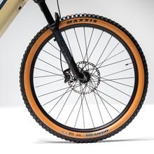 TR AtlasPro Carbon es la cúspide de nuestra gama de bicicletas eléctricas de montaña. Con un cuadro de carbono de alta resistencia, ruedas de 29", una impresionante autonomía gracias a su batería LG de 749Wh, y equipada con componentes de élite, esta bicicleta está diseñada para ofrecer una experiencia de conducción suprema y sin igual. La TR AtlasPro Carbon es la elección definitiva para los ciclistas más exigentes que buscan excelencia y rendimiento en cada trayecto.