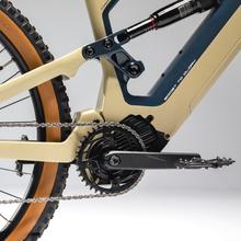 TR AtlasPro Carbon es la cúspide de nuestra gama de bicicletas eléctricas de montaña. Con un cuadro de carbono de alta resistencia, ruedas de 29", una impresionante autonomía gracias a su batería LG de 749Wh, y equipada con componentes de élite, esta bicicleta está diseñada para ofrecer una experiencia de conducción suprema y sin igual. La TR AtlasPro Carbon es la elección definitiva para los ciclistas más exigentes que buscan excelencia y rendimiento en cada trayecto.