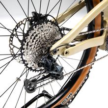 TR AtlasPro Carbon es la cúspide de nuestra gama de bicicletas eléctricas de montaña. Con un cuadro de carbono de alta resistencia, ruedas de 29", una impresionante autonomía gracias a su batería LG de 749Wh, y equipada con componentes de élite, esta bicicleta está diseñada para ofrecer una experiencia de conducción suprema y sin igual. La TR AtlasPro Carbon es la elección definitiva para los ciclistas más exigentes que buscan excelencia y rendimiento en cada trayecto.