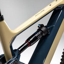TR AtlasPro Carbon es la cúspide de nuestra gama de bicicletas eléctricas de montaña. Con un cuadro de carbono de alta resistencia, ruedas de 29", una impresionante autonomía gracias a su batería LG de 749Wh, y equipada con componentes de élite, esta bicicleta está diseñada para ofrecer una experiencia de conducción suprema y sin igual. La TR AtlasPro Carbon es la elección definitiva para los ciclistas más exigentes que buscan excelencia y rendimiento en cada trayecto.