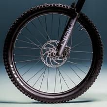 TR AtlasPro Carbon es la cúspide de nuestra gama de bicicletas eléctricas de montaña. Con un cuadro de carbono de alta resistencia, ruedas de 29", una impresionante autonomía gracias a su batería LG de 749Wh, y equipada con componentes de élite, esta bicicleta está diseñada para ofrecer una experiencia de conducción suprema y sin igual. La TR AtlasPro Carbon es la elección definitiva para los ciclistas más exigentes que buscan excelencia y rendimiento en cada trayecto.