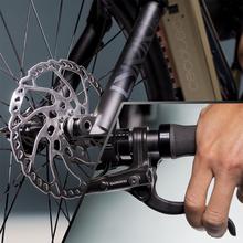TR AtlasPro Carbon es la cúspide de nuestra gama de bicicletas eléctricas de montaña. Con un cuadro de carbono de alta resistencia, ruedas de 29", una impresionante autonomía gracias a su batería LG de 749Wh, y equipada con componentes de élite, esta bicicleta está diseñada para ofrecer una experiencia de conducción suprema y sin igual. La TR AtlasPro Carbon es la elección definitiva para los ciclistas más exigentes que buscan excelencia y rendimiento en cada trayecto.