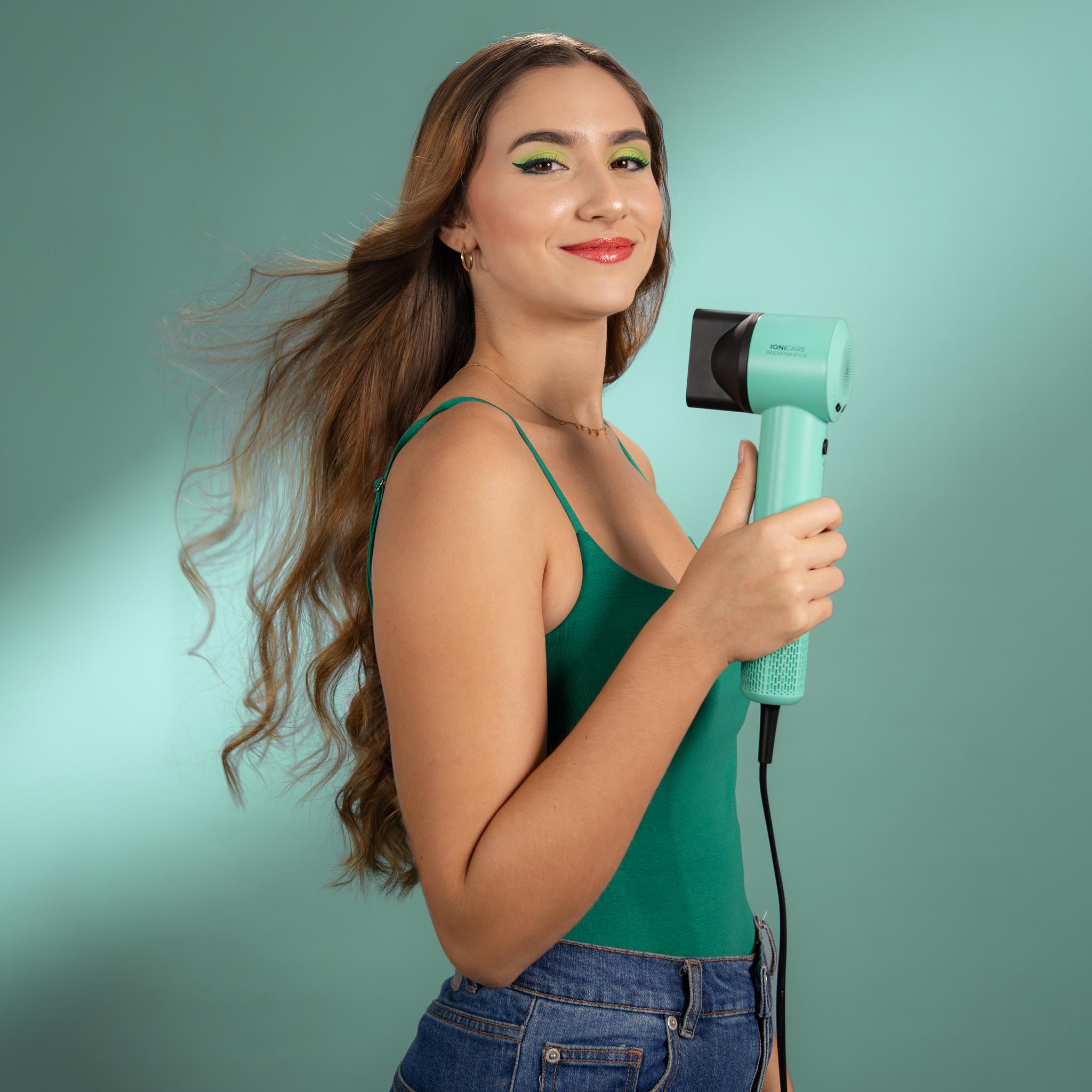 Secador de pelo Cecotec RockStar Style Green en uso con boquilla concentradora