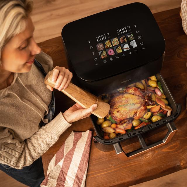Cecofry&Grill Smokin' 11000 Freidora de aire con triple grill en la parte superior e inferior para dorado perfecto y sabor de parrilla en carnes, ahumador, capacidad de 11 litros, potencia de 2900 W para platos saludables y pared divisoria móvil para optar entre dos cestillos con temperatura dual o convertirse en una sola cubeta.