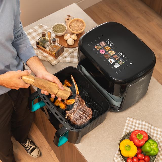 Cecofry&Grill Smokin'Prime 11000 Freidora de aire con cuatro resistencias para dorado perfecto y sabor de parrilla en carnes, capacidad de 11 litros, potencia de 2800 W para platos saludables y pared divisoria móvil para optar entre dos cestillos con temperatura dual o convertirse en una sola cubeta.