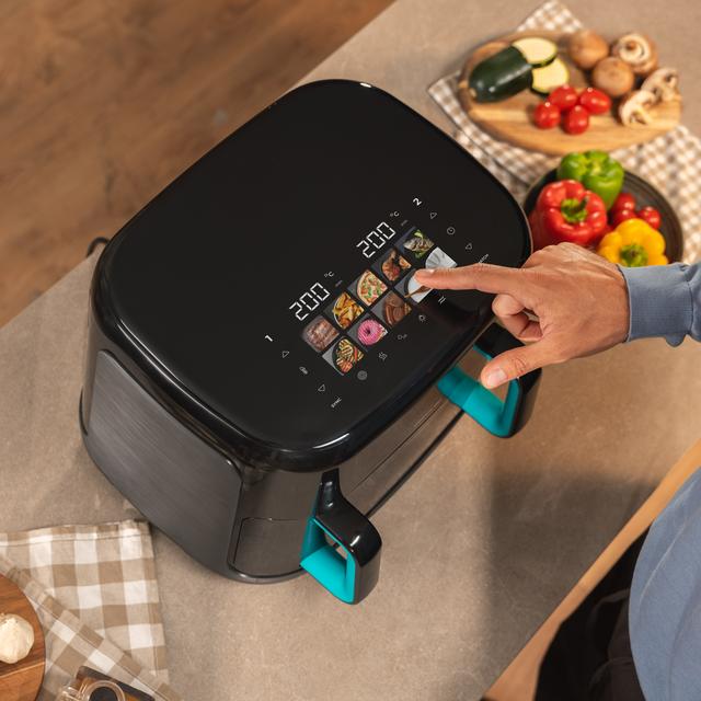 Cecofry&Grill Smokin'Prime 11000 Freidora de aire con cuatro resistencias para dorado perfecto y sabor de parrilla en carnes, capacidad de 11 litros, potencia de 2800 W para platos saludables y pared divisoria móvil para optar entre dos cestillos con temperatura dual o convertirse en una sola cubeta.