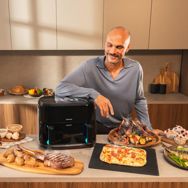 Cecofry&Grill Smokin'Prime 11000 Freidora de aire con cuatro resistencias para dorado perfecto y sabor de parrilla en carnes, capacidad de 11 litros, potencia de 2800 W para platos saludables y pared divisoria móvil para optar entre dos cestillos con temperatura dual o convertirse en una sola cubeta.