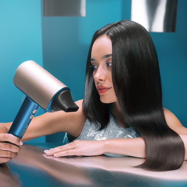 DryGlam Nano Plasma Blue Secador de pelo Brushless de Última Generación, Potencia de 110,000 RPM y 1600W, Función de Plasma, Gran Flujo de Aire, Silencioso y Duradero.