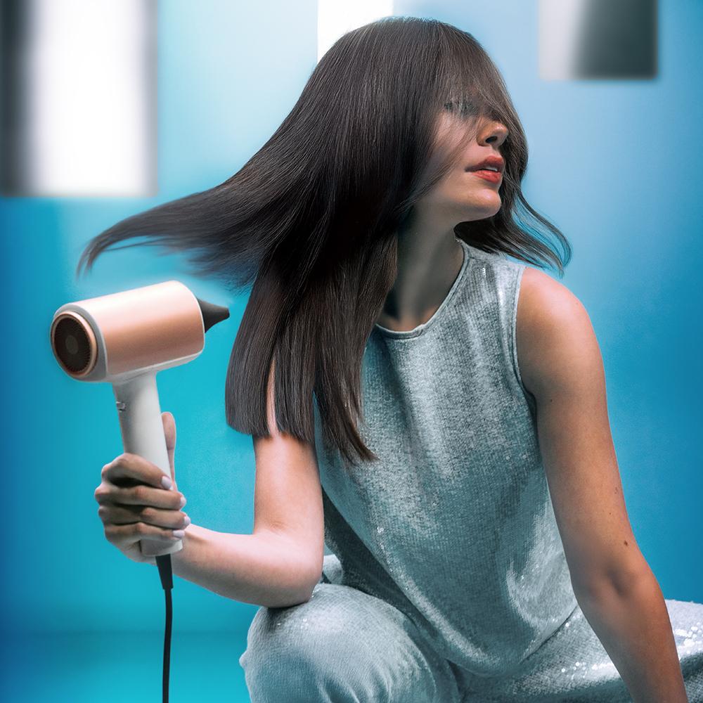 Secador Cecotec DryGlam Nano Plasma Aluminum secando el cabello