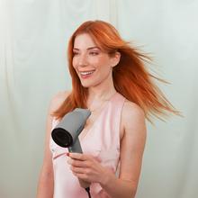 Sèche-cheveux pliable en aluminium IoniCare RockStar Nano IonTech avec moteur professionnel de 2 400 W, doté d'une technologie ionique réelle et professionnelle comprenant une buse de précision, un diffuseur et une fonction d'air froid