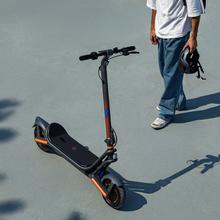 Bongo GS65 2x2 XXL Connected Patinete eléctrico con base ultrawide, doble suspensión, doble motor, potencia máxima de 1000W y neumáticos de 10" que permite desplazarse cómodamente por cualquier superficie. Con autonomía de hasta 65 km. Cumple con todos los requisitos de la normativa española de circulación. (DGT)