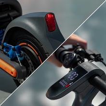 Bongo GS65 2x2 XXL Connected Patinete eléctrico con base ultrawide, doble suspensión, doble motor, potencia máxima de 1000W y neumáticos de 10" que permite desplazarse cómodamente por cualquier superficie. Con autonomía de hasta 65 km. Cumple con todos los requisitos de la normativa española de circulación. (DGT)