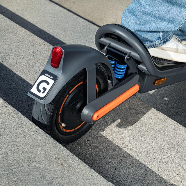 Detalle de suspensión trasera y freno del Cecotec Bongo GS65