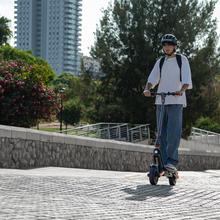 Bongo GS65 2x2 XXL Connected Patinete eléctrico con base ultrawide, doble suspensión, doble motor, potencia máxima de 1000W y neumáticos de 10" que permite desplazarse cómodamente por cualquier superficie. Con autonomía de hasta 65 km. Cumple con todos los requisitos de la normativa española de circulación. (DGT)