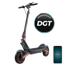 Bongo GS65 2x2 XXL Connected Patinete eléctrico con base ultrawide, doble suspensión, doble motor, potencia máxima de 1000W y neumáticos de 10" que permite desplazarse cómodamente por cualquier superficie. Con autonomía de hasta 65 km. Cumple con todos los requisitos de la normativa española de circulación. (DGT)