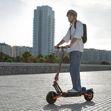 Bongo GS65 2x2 XXL Connected Patinete eléctrico con base ultrawide, doble suspensión, doble motor, potencia máxima de 1000W y neumáticos de 10" que permite desplazarse cómodamente por cualquier superficie. Con autonomía de hasta 65 km. Cumple con todos los requisitos de la normativa española de circulación. (DGT)