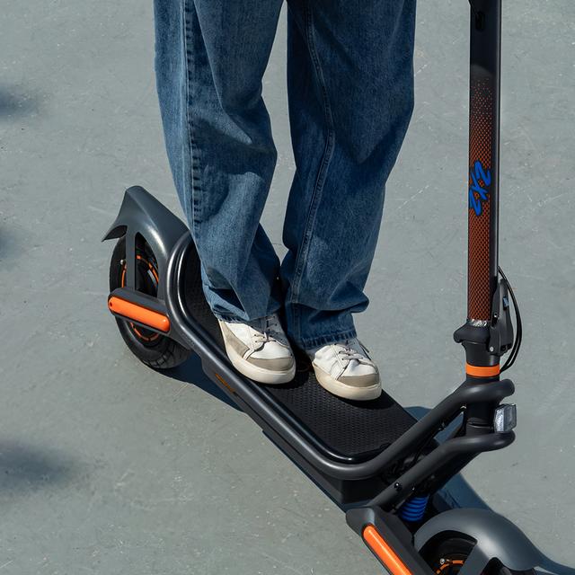 Bongo GS65 2x2 XXL Connected Patinete eléctrico con base ultrawide, doble suspensión, doble motor, potencia máxima de 1000W y neumáticos de 10" que permite desplazarse cómodamente por cualquier superficie. Con autonomía de hasta 65 km. Cumple con todos los requisitos de la normativa española de circulación. (DGT)