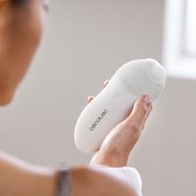 FaceCare SkinRoutine SkinRoutine, die einen Gesichtsreiniger, ein Gerät gegen dunkle Augenringe und ein Lichttherapie-Massagegerät sowie ein Stirnband- und Armband-Set umfasst.