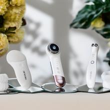 FaceCare SkinRoutine SkinRoutine, die einen Gesichtsreiniger, ein Gerät gegen dunkle Augenringe und ein Lichttherapie-Massagegerät sowie ein Stirnband- und Armband-Set umfasst.