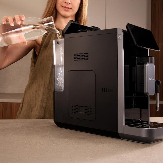 Cremmaet Lungo Steam Machine à café super-automatique avec buse vapeur et unité de traitement de 20 g.