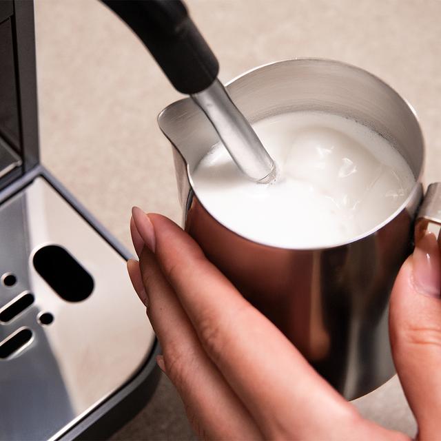 Cremmaet Lungo Steam Machine à café super-automatique avec buse vapeur et unité de traitement de 20 g.