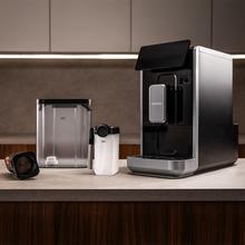 Cremmaet Lungo Latte Cafetera automática con unidad de procesado de 20 g para cafés más intensos y aromáticos. Incluye depósito de leche de 240 ml y ofrece 7 bebidas diferentes con un panel táctil intuitivo. Incorpora molinillo de acero inoxidable, depósito de agua de 2 L y 19 bares de presión.
