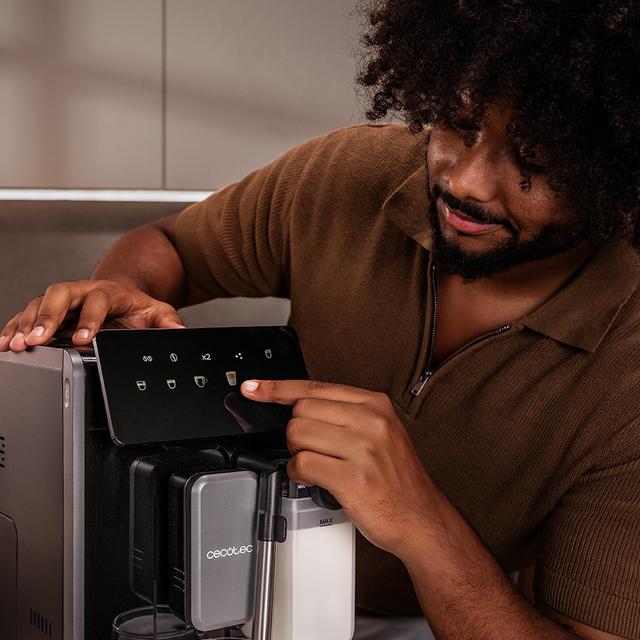 Cremmaet Lungo Latte Cafetera superautomática con depósito de leche y unidad de procesado de 20g.