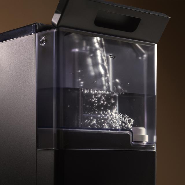 Cremmaet Cube Elle combine un design compact avec un rendement professionnel, ce qui est idéal pour profiter d’un café de haute qualité. Préparez votre café comme un barista professionnel en une simple touche.