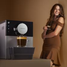 Cremmaet Cube Elle combine un design compact avec un rendement professionnel, ce qui est idéal pour profiter d’un café de haute qualité. Préparez votre café comme un barista professionnel en une simple touche.