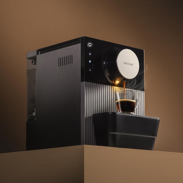 Cafetera CECOTEC Cremmaet Cube en cocina preparando café