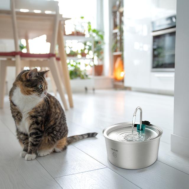 Pumba 3200 Refresh Inox Fontaine automatique pour animaux de compagnie d'une capacité de 3,2 litres, en acier inoxydable, avec design en cascade.