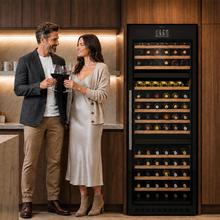 Bolero GrandSommelier Tri 160000 SBI preta, Adega climatizada semi-integrada, com ventilação frontal, capacidade para 160 garrafas, 3 zonas de temperatura (superior 12-22ºC, intermediária 5-22ºC, inferior 12-22ºC), tela sensível ao toque TFT colorida, ventilação assistida, sistema NoFrost, 10 prateleiras de madeira, filtro de carvão ativado e iluminação interna em LED.