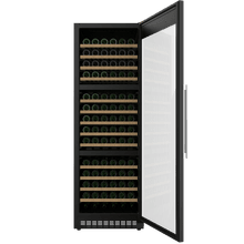 Bolero GrandSommelier Tri 160000 SBI preta, Adega climatizada semi-integrada, com ventilação frontal, capacidade para 160 garrafas, 3 zonas de temperatura (superior 12-22ºC, intermediária 5-22ºC, inferior 12-22ºC), tela sensível ao toque TFT colorida, ventilação assistida, sistema NoFrost, 10 prateleiras de madeira, filtro de carvão ativado e iluminação interna em LED.