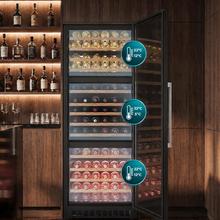 Bolero GrandSommelier Tri 160000 SBI preta, Adega climatizada semi-integrada, com ventilação frontal, capacidade para 160 garrafas, 3 zonas de temperatura (superior 12-22ºC, intermediária 5-22ºC, inferior 12-22ºC), tela sensível ao toque TFT colorida, ventilação assistida, sistema NoFrost, 10 prateleiras de madeira, filtro de carvão ativado e iluminação interna em LED.