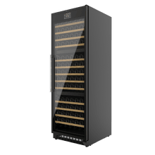 Bolero GrandSommelier Tri 160000 SBI preta, Adega climatizada semi-integrada, com ventilação frontal, capacidade para 160 garrafas, 3 zonas de temperatura (superior 12-22ºC, intermediária 5-22ºC, inferior 12-22ºC), tela sensível ao toque TFT colorida, ventilação assistida, sistema NoFrost, 10 prateleiras de madeira, filtro de carvão ativado e iluminação interna em LED.