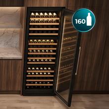 Bolero GrandSommelier Tri 160000 SBI preta, Adega climatizada semi-integrada, com ventilação frontal, capacidade para 160 garrafas, 3 zonas de temperatura (superior 12-22ºC, intermediária 5-22ºC, inferior 12-22ºC), tela sensível ao toque TFT colorida, ventilação assistida, sistema NoFrost, 10 prateleiras de madeira, filtro de carvão ativado e iluminação interna em LED.