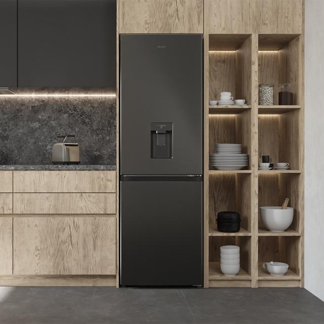 Bolero CoolMarket Combi 296 DF WD Dark Frigorífico combi en inox oscuro con función DeFrost de 185x60cm, Volumen de conservación de 296 Litros, dispensador de agua integrado, Iluminación interior y Cajón para frutas y verduras.