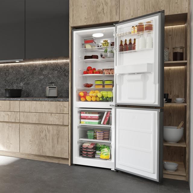 Bolero CoolMarket Combi 296 DF WD Dark Frigorífico combi en inox oscuro con función DeFrost de 185x60cm, Volumen de conservación de 296 Litros, dispensador de agua integrado, Iluminación interior y Cajón para frutas y verduras.