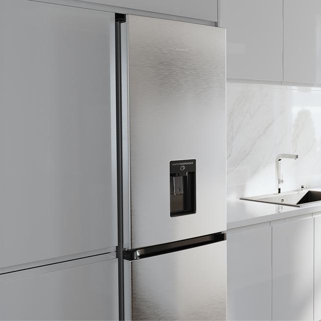 Bolero CoolMarket Combi 296 DF WD Inox Frigorífico combi en inox con función DeFrost de 185x60cm, Volumen de conservación de 296 Litros, dispensador de agua integrado, Iluminación interior y Cajón para frutas y verduras.