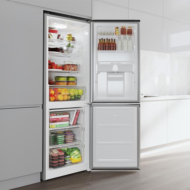 Bolero CoolMarket Combi 296 DF WD Inox Frigorífico combi en inox con función DeFrost de 185x60cm, Volumen de conservación de 296 Litros, dispensador de agua integrado, Iluminación interior y Cajón para frutas y verduras.