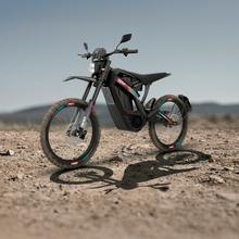 VOLT-R Motocicleta eléctrica urbana con potencia máxima de 6.400 W y autonomía de hasta 75 km. Equipada con motor central para una entrega de potencia equilibrada y batería extraíble para facilitar la recarga. Homologada como L3e, apta para permiso A1 o B con más de 3 años de antigüedad. Incorpora neumáticos all-terrain que mejoran la versatilidad en uso urbano.