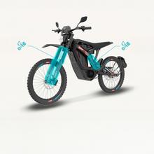 VOLT-R Motocicleta eléctrica urbana con potencia máxima de 6.400 W y autonomía de hasta 75 km. Equipada con motor central para una entrega de potencia equilibrada y batería extraíble para facilitar la recarga. Homologada como L3e, apta para permiso A1 o B con más de 3 años de antigüedad. Incorpora neumáticos all-terrain que mejoran la versatilidad en uso urbano.