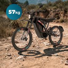 VOLT-R Motocicleta eléctrica urbana con potencia máxima de 6.400 W y autonomía de hasta 75 km. Equipada con motor central para una entrega de potencia equilibrada y batería extraíble para facilitar la recarga. Homologada como L3e, apta para permiso A1 o B con más de 3 años de antigüedad. Incorpora neumáticos all-terrain que mejoran la versatilidad en uso urbano.