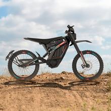 VOLT-R Motocicleta eléctrica urbana con potencia máxima de 6.400 W y autonomía de hasta 75 km. Equipada con motor central para una entrega de potencia equilibrada y batería extraíble para facilitar la recarga. Homologada como L3e, apta para permiso A1 o B con más de 3 años de antigüedad. Incorpora neumáticos all-terrain que mejoran la versatilidad en uso urbano.