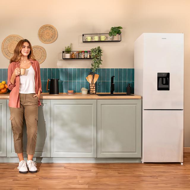 Bolero CoolMarket Combi 250 WD Total White Glass D Frigorífico Combi 250L de 180x55 cm con Dispensador de Agua, Compresor Inverter Plus, Total No Frost, Clase Energética D, Fast Cooling, Multi Air Flow, Fast Cooling y cajón con regulación de humedad así como alarmas de puerta abierta y fallo de funcionamiento.