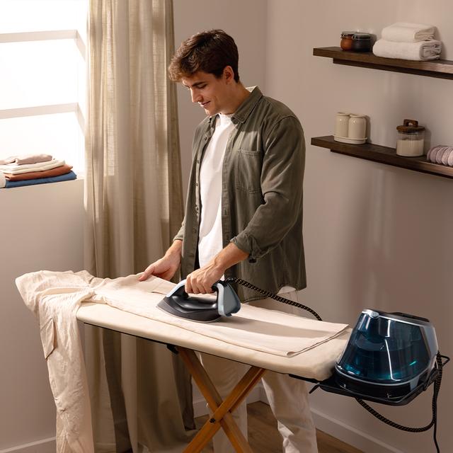 IronHero H-2800 Professional Station Centro de planchado vertical de 2800 W con suela cerámica Turbo Slide. Ofrece 150 g/min de vapor continuo y golpe de 550 g/min. Incluye bomba automática, sistema antigoteo, doble calentamiento Dual Steam Pro, tres modos automáticos, sistema antical Cyclo Clean y apagado automático Smart Auto Off. Ideal para arrugas profundas y tejidos gruesos.