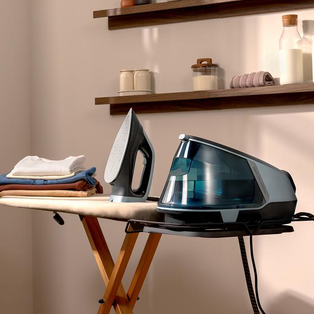 IronHero H-2800 Professional Station Centro de planchado vertical de 2800 W con suela cerámica Turbo Slide. Ofrece 150 g/min de vapor continuo y golpe de 550 g/min. Incluye bomba automática, sistema antigoteo, doble calentamiento Dual Steam Pro, tres modos automáticos, sistema antical Cyclo Clean y apagado automático Smart Auto Off. Ideal para arrugas profundas y tejidos gruesos.
