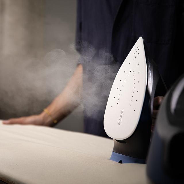IronHero H-3000 Station Geyser Centro de planchado vertical de 3000W con suela cerámica para un deslizamiento suave y eficiente. Genera 155g/min de vapor, ideal para eliminar arrugas y tratar tejidos gruesos. Cuenta con bomba de agua automática y sistema antigoteo. Incluye pantalla táctil, que ajusta automáticamente el vapor.Su doble sistema antical y tecnología Cyclo Clean aseguran un vapor limpio y prolongan la vida útil del aparato. Seguridad garantizada con apagado automático.