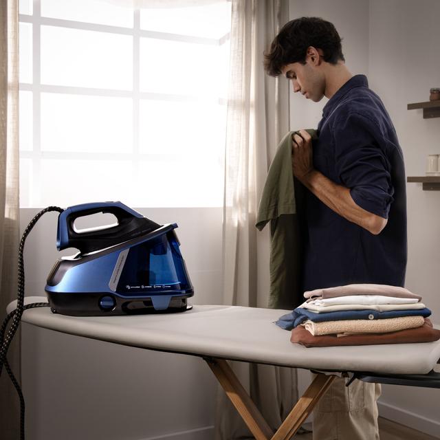 IronHero H-3000 Station Geyser Centro de planchado vertical de 3000W con suela cerámica para un deslizamiento suave y eficiente. Genera 155g/min de vapor, ideal para eliminar arrugas y tratar tejidos gruesos. Cuenta con bomba de agua automática y sistema antigoteo. Incluye pantalla táctil, que ajusta automáticamente el vapor.Su doble sistema antical y tecnología Cyclo Clean aseguran un vapor limpio y prolongan la vida útil del aparato. Seguridad garantizada con apagado automático.