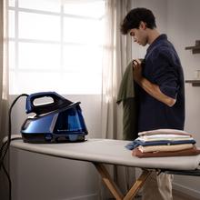 IronHero H-3000 Station Geyser Centro de planchado vertical de 3000W con suela cerámica para un deslizamiento suave y eficiente. Genera 155g/min de vapor, ideal para eliminar arrugas y tratar tejidos gruesos. Cuenta con bomba de agua automática y sistema antigoteo. Incluye pantalla táctil, que ajusta automáticamente el vapor.Su doble sistema antical y tecnología Cyclo Clean aseguran un vapor limpio y prolongan la vida útil del aparato. Seguridad garantizada con apagado automático.